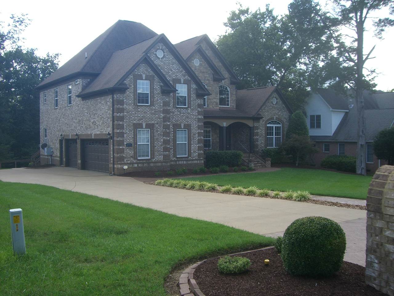 1009 Rosemont Ter - Photo 1