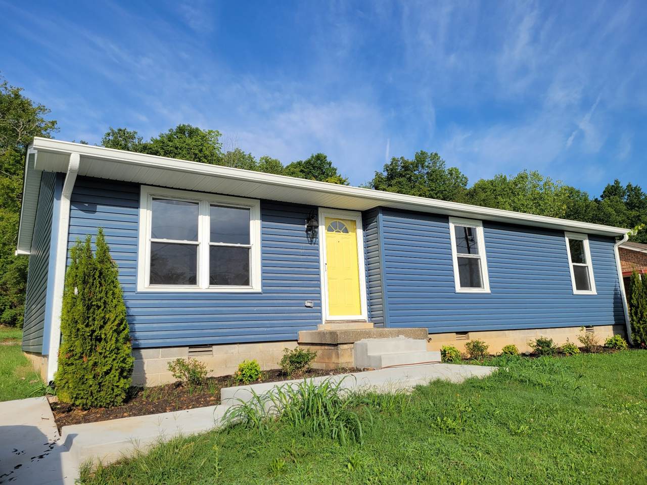 348 Kingview Dr - Photo 1