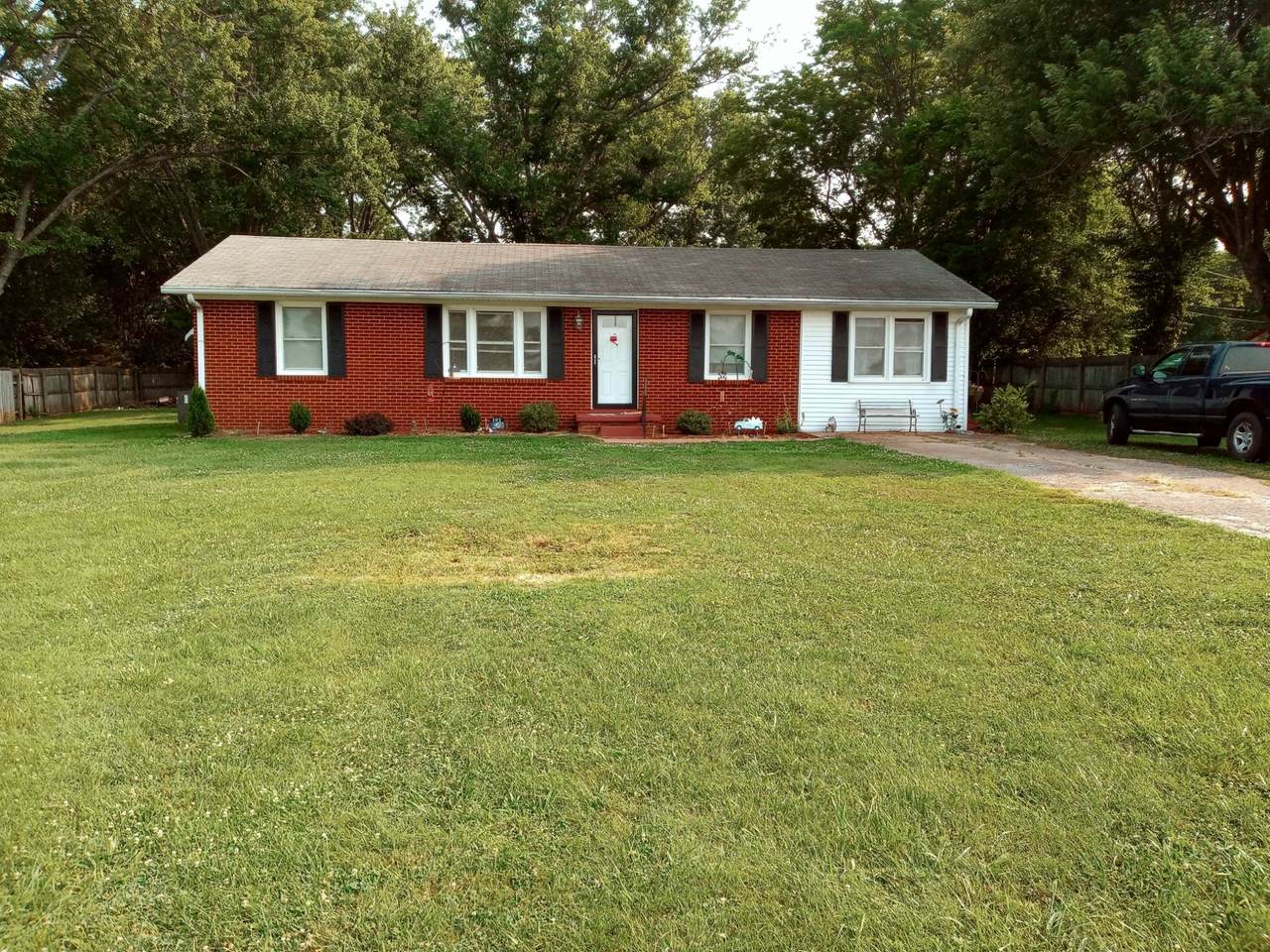 102 Glendale Ave - Photo 1