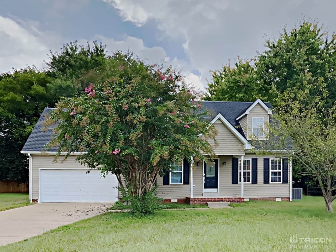 1526 Amberwood Cir - Photo 1