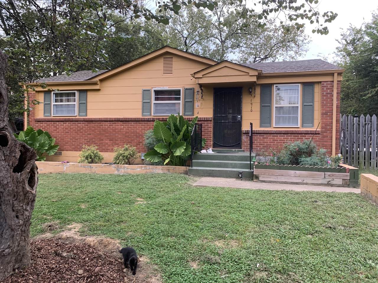 1910 Dabbs Ave - Photo 1