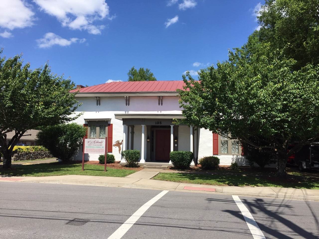 135 College St - Photo 1