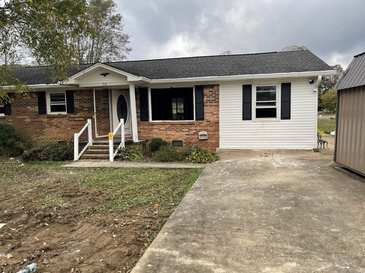 114 Sutton Ave - Photo 1
