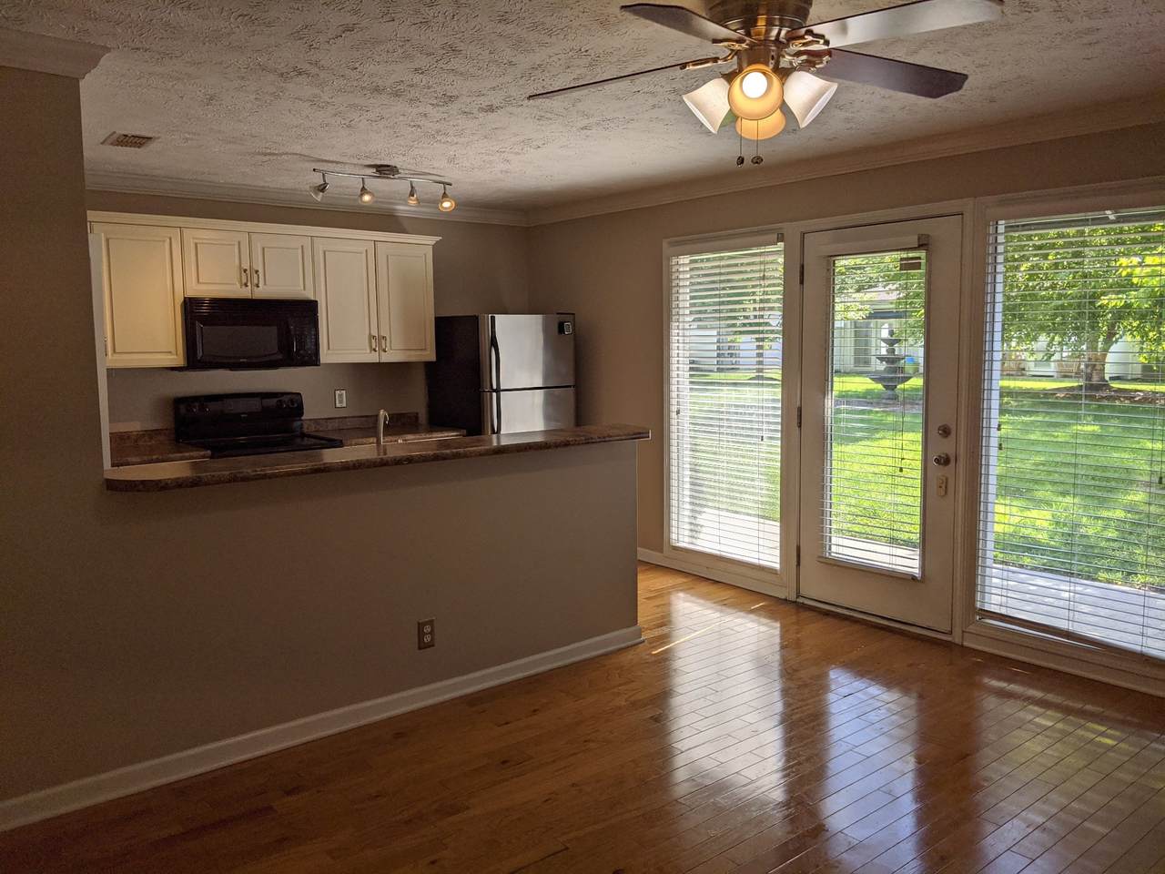 802 Main St - Photo 1