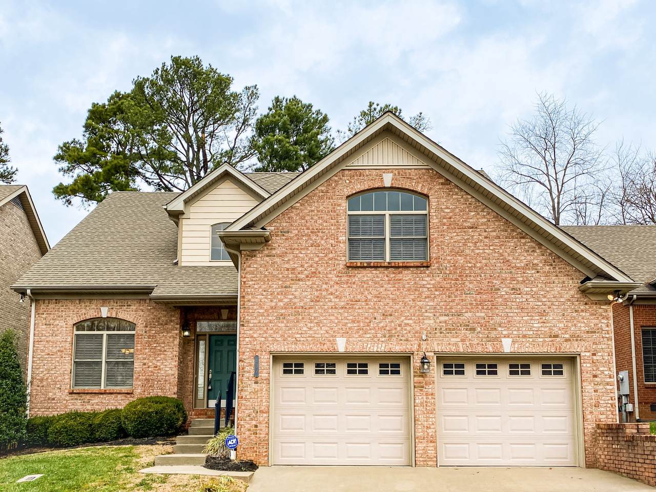 137 Clarendon Trce - Photo 1
