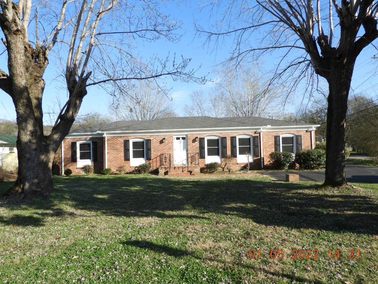 201 Longmeadow Cir - Photo 1