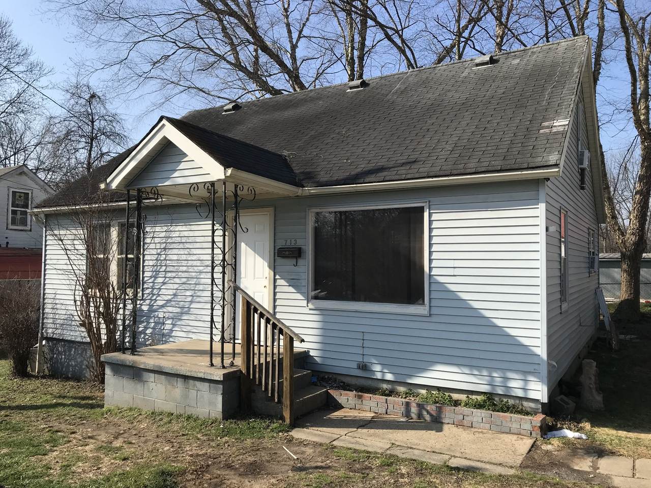 713 Riverview Dr - Photo 1