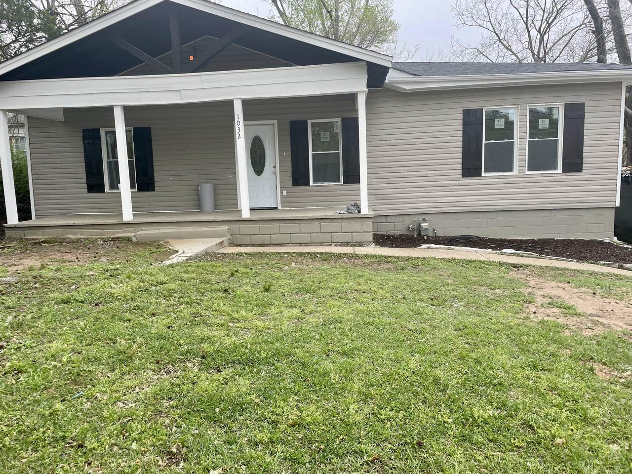 1032 Campbell St - Photo 1