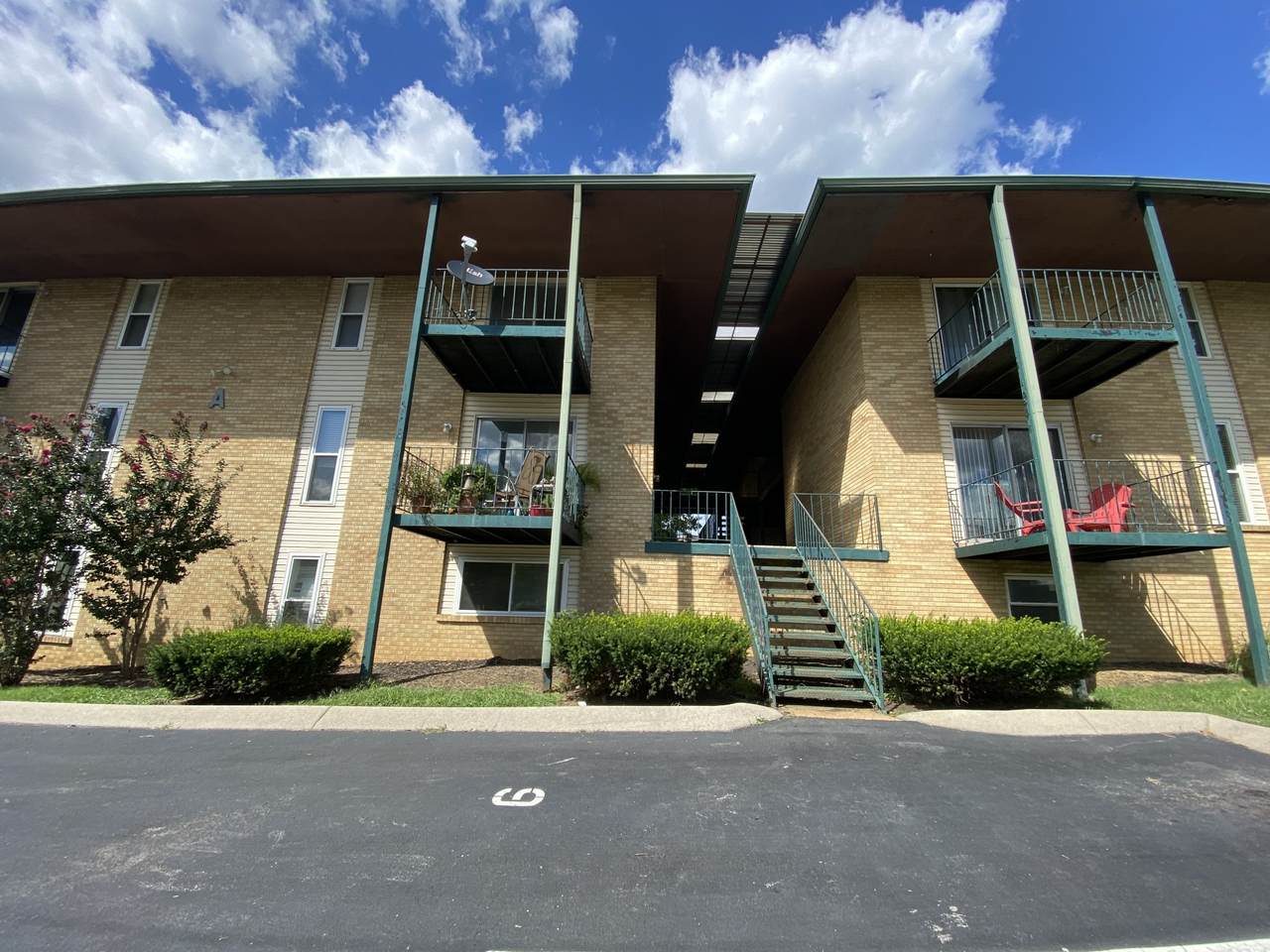 555 N Dupont Ave - Photo 1