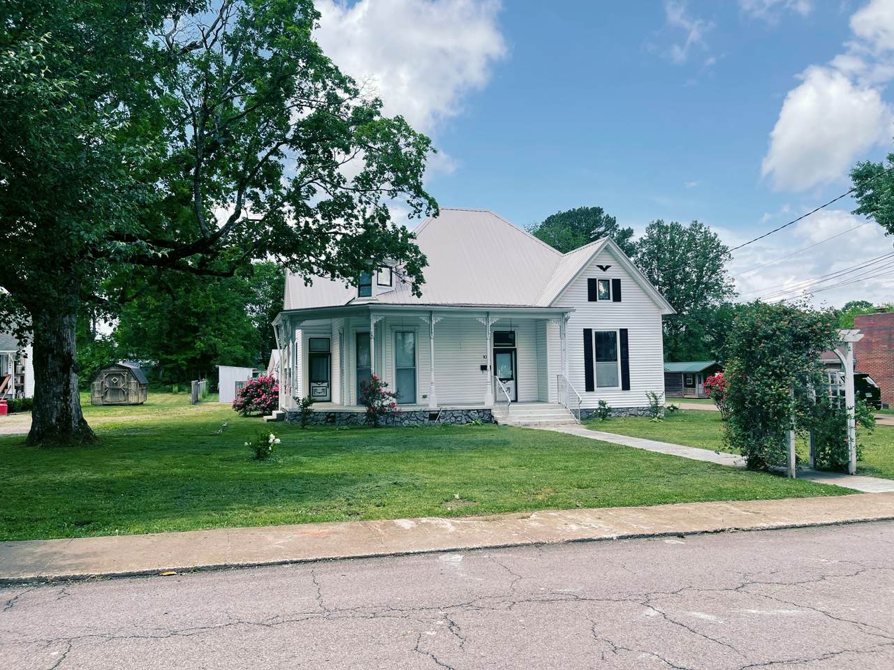 106 N Maple Ave - Photo 1
