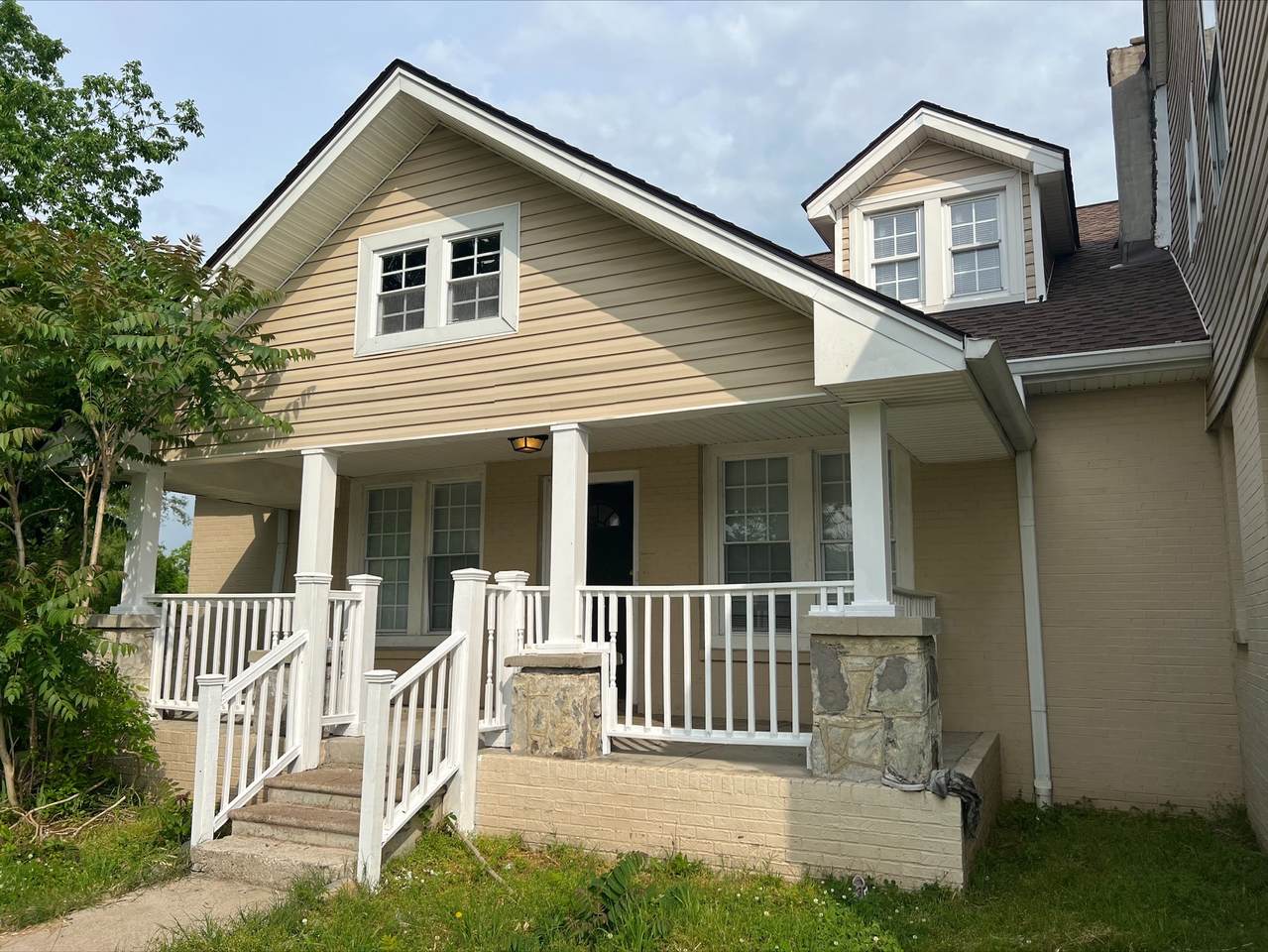 3240 W Hamilton Ave - Photo 1