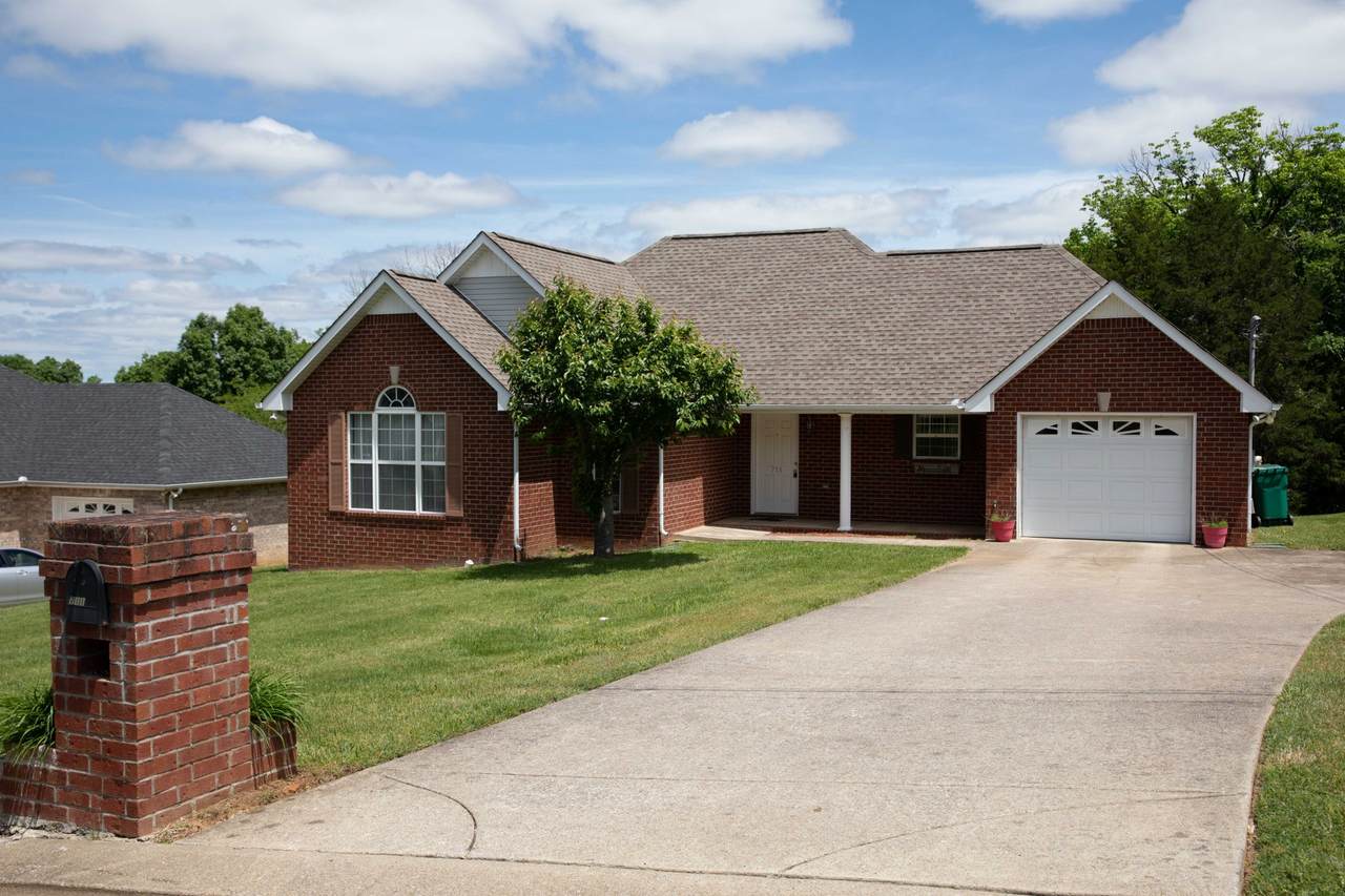 711 Pinoak Cir - Photo 1