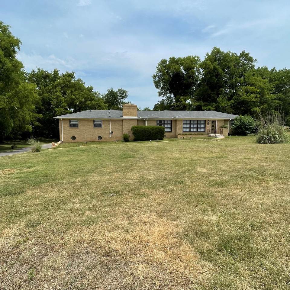 1209 Saunders Ave - Photo 1
