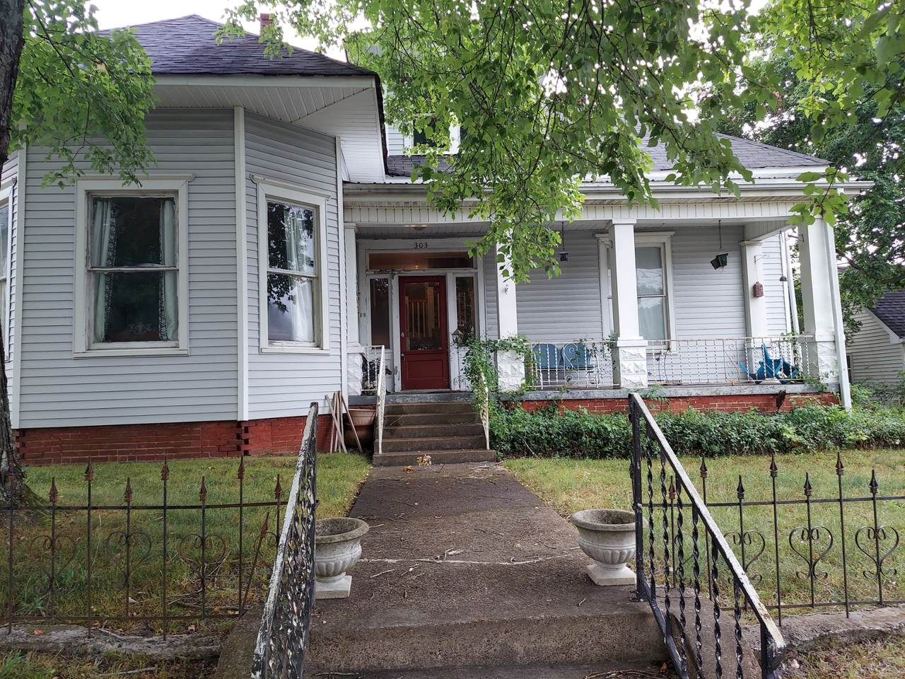 303 W College St - Photo 1