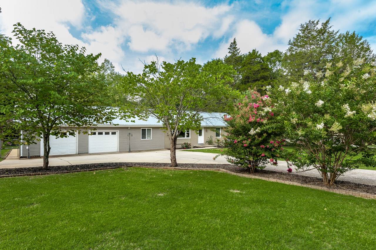 200 Pinewood Drive - Photo 1