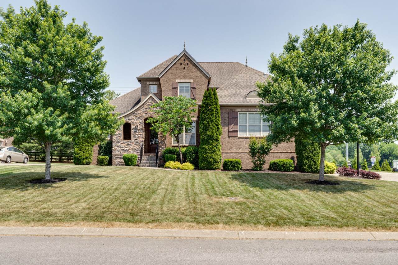 1019 Avery Trace Cir - Photo 1