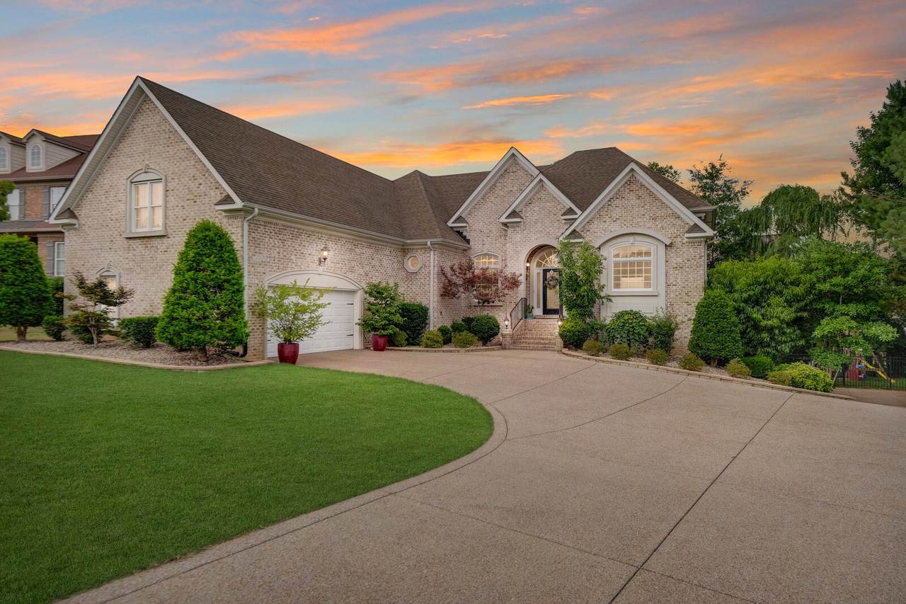 1005 Heathrow Dr - Photo 1