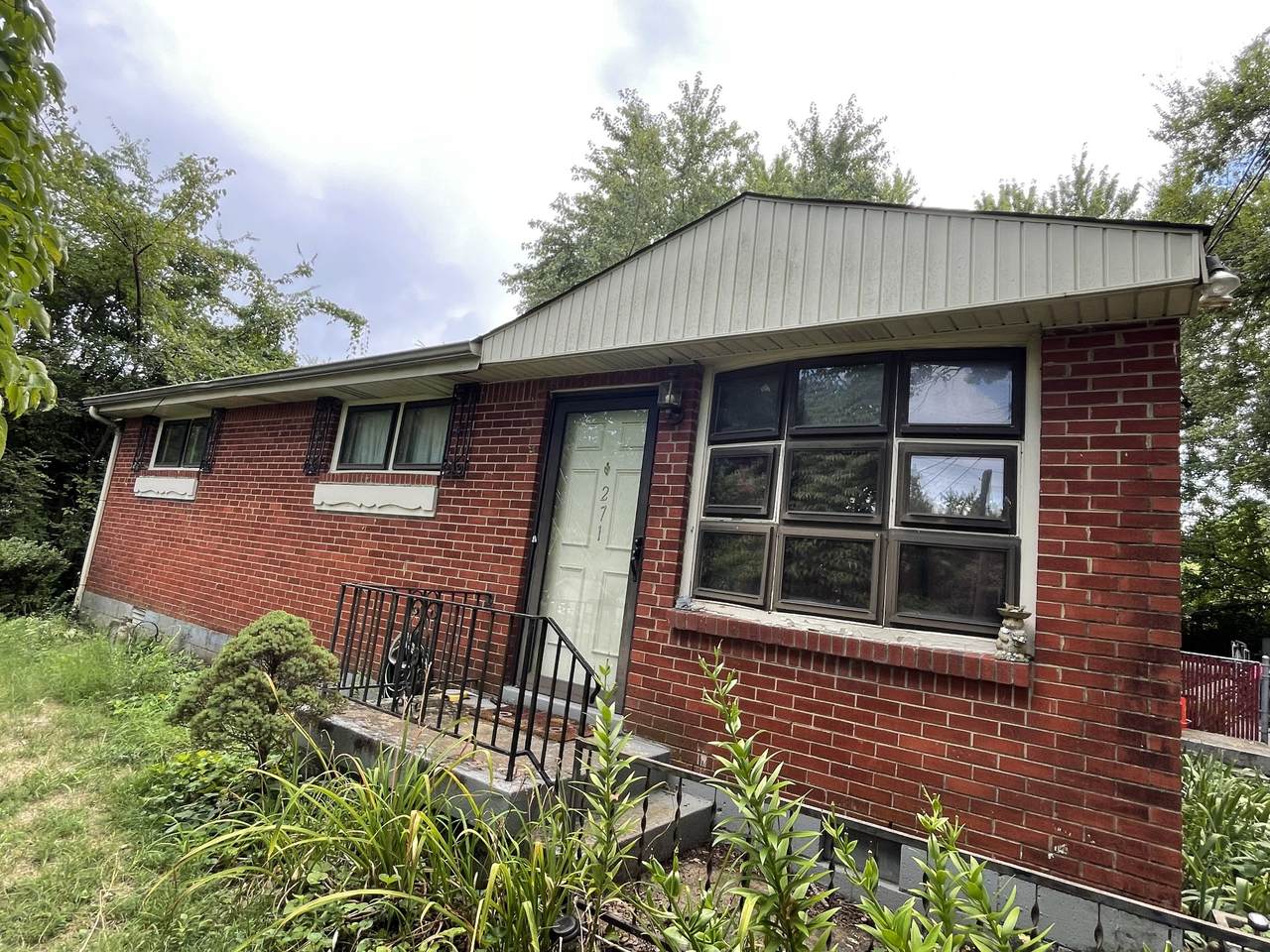271 Garry Dr - Photo 1