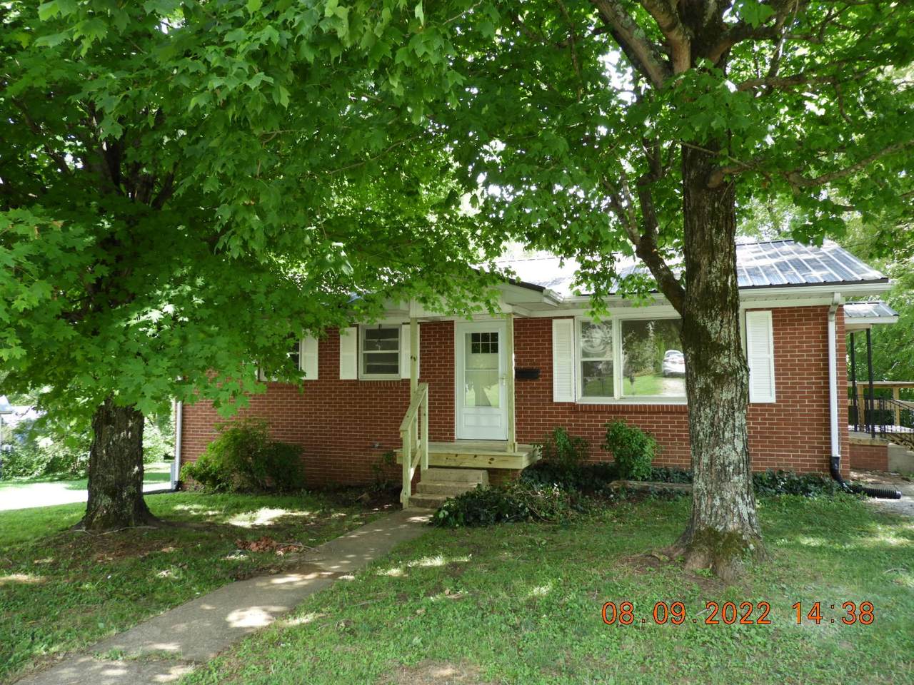 657 E Jefferson St - Photo 1