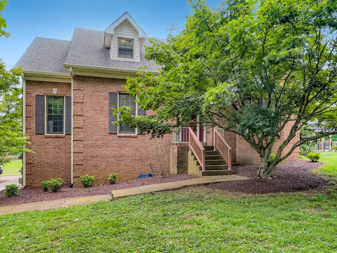 100 Hilldale Dr - Photo 1