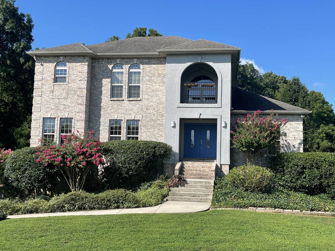 64 Queens Cir - Photo 1