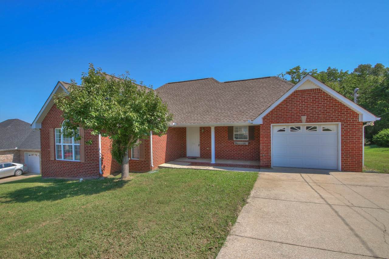 711 Pinoak Cir - Photo 1