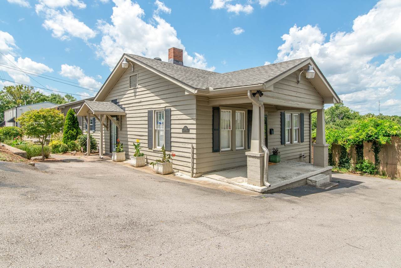 700 Longview Ave - Photo 1