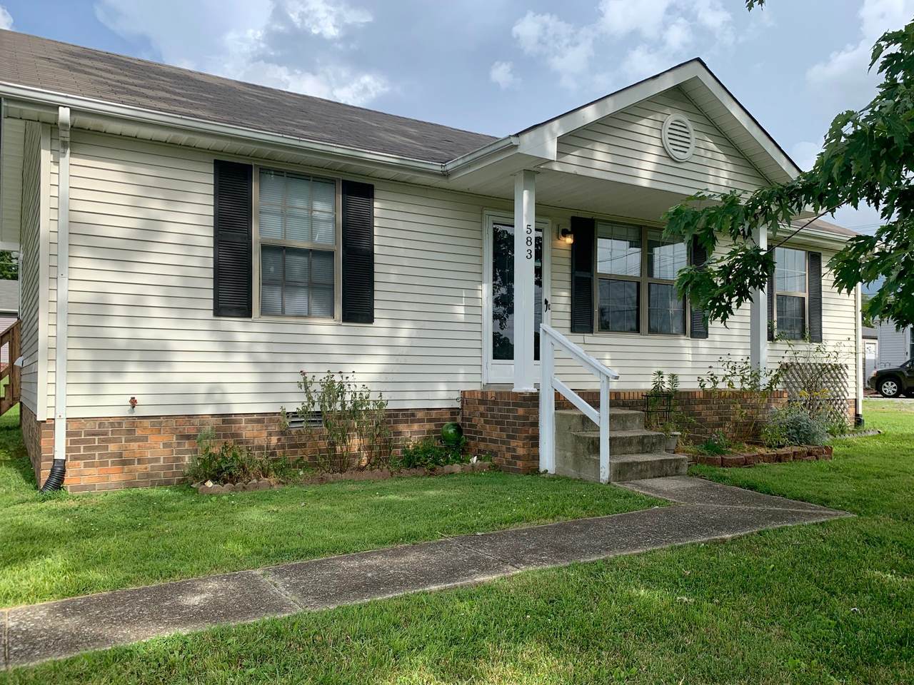 583 Cynthia Dr - Photo 1