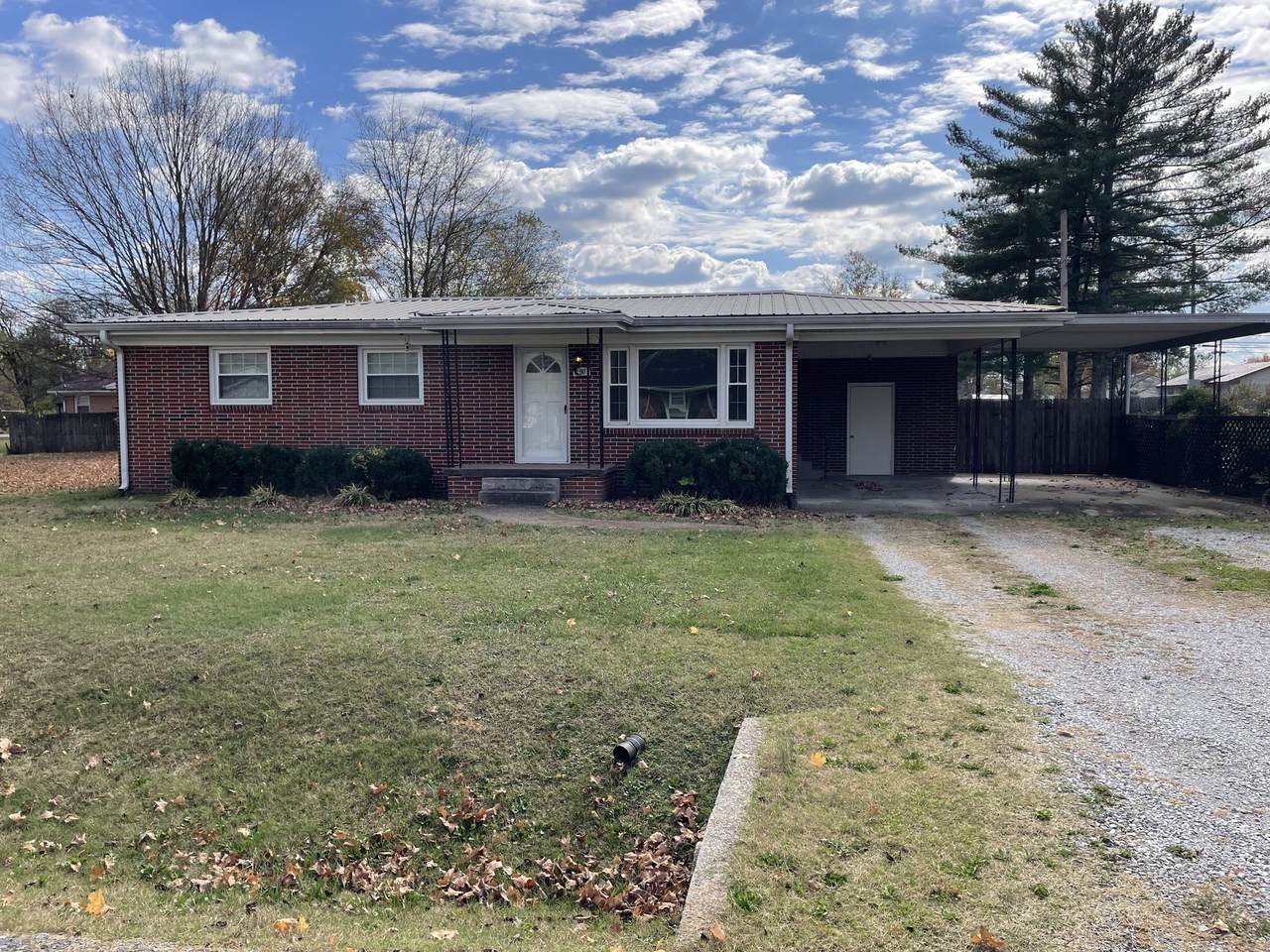 905 Henley St - Photo 1