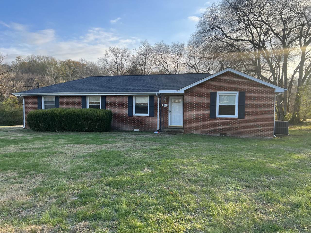 5011 Old Hydes Ferry Pike - Photo 1