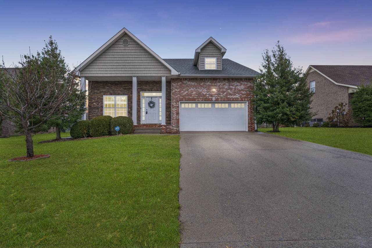 935 Willow Cir - Photo 1