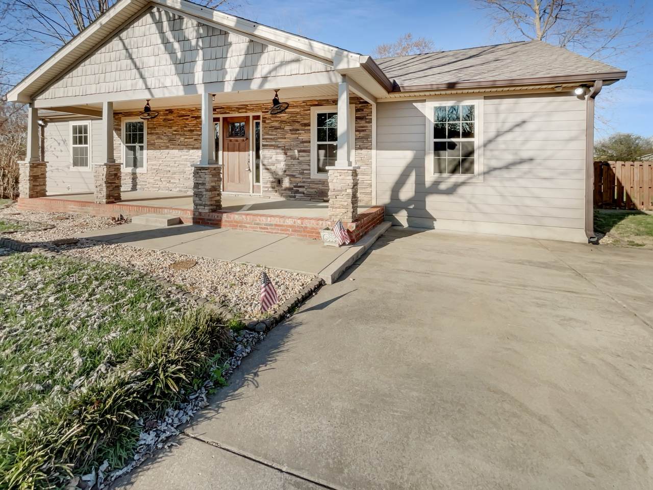 1412 Suzanne Dr - Photo 1