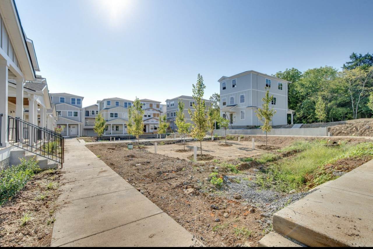 1121 Lawrence Ave - Photo 1