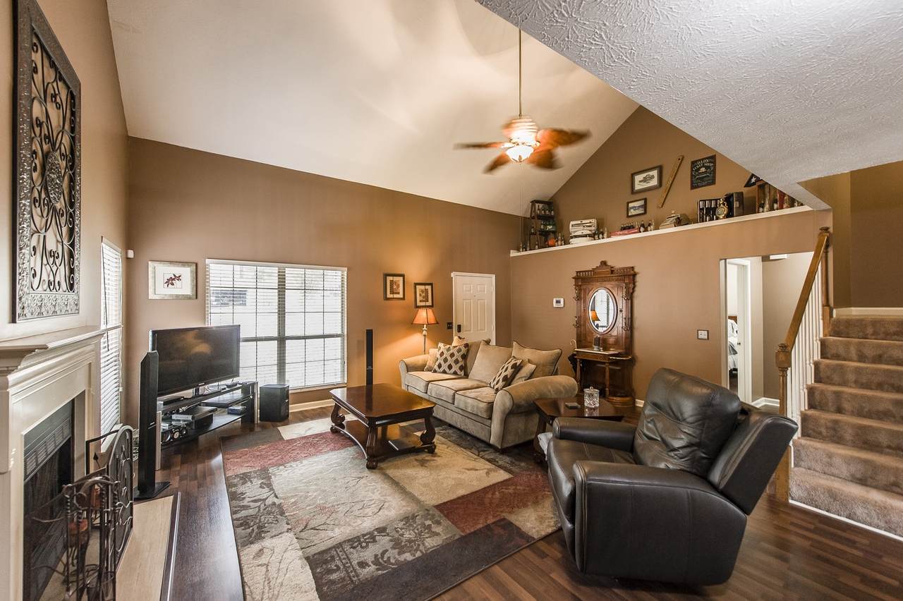 102 Oxford Ct - Photo 1