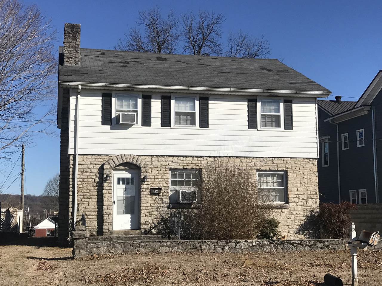 210 W Poplar St - Photo 1
