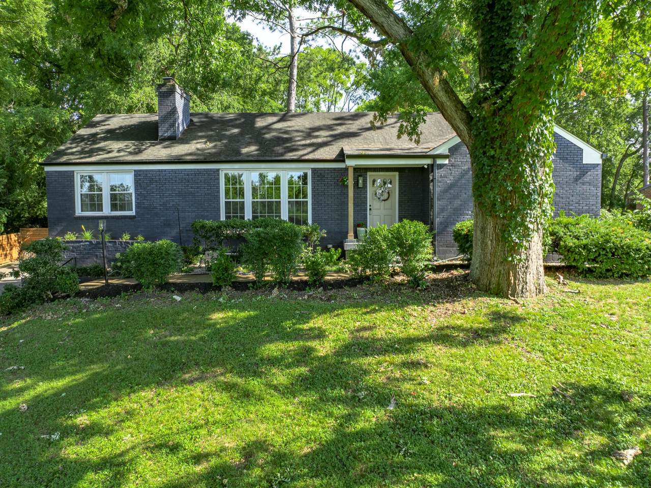 301 Bowwood Dr - Photo 1