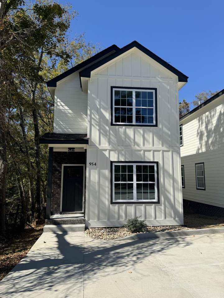 954 Greenwood Ave - Photo 1