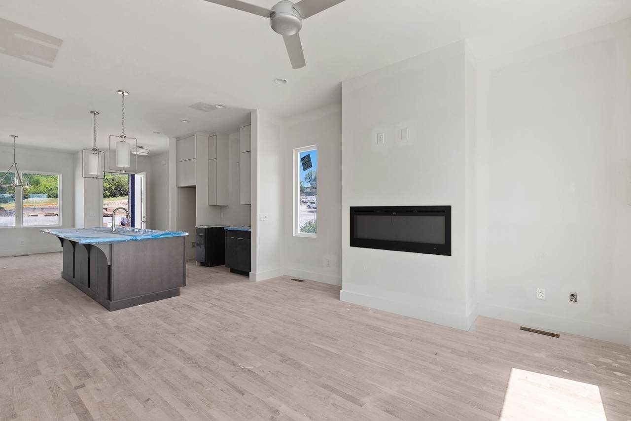 1016 W Trinity Ln - Photo 1