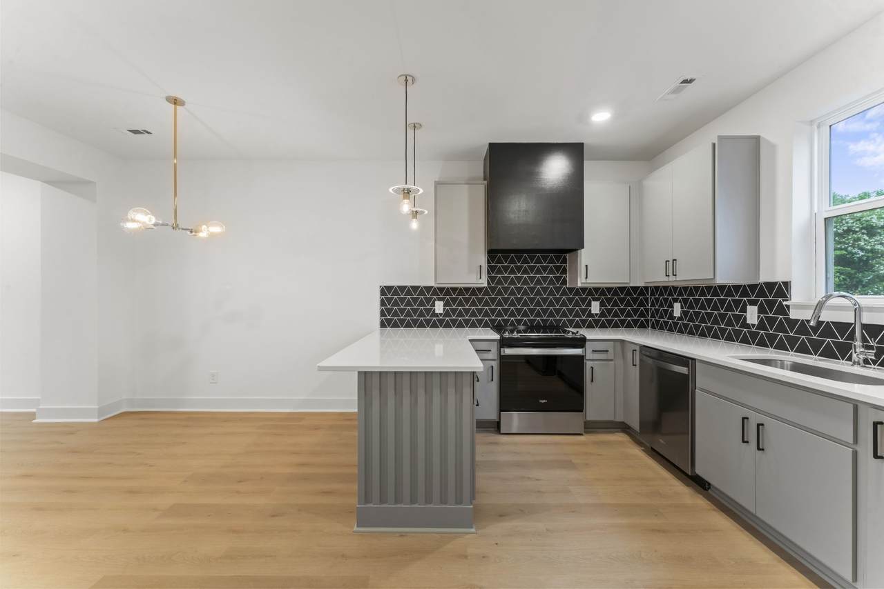 608 Markham St - Photo 1