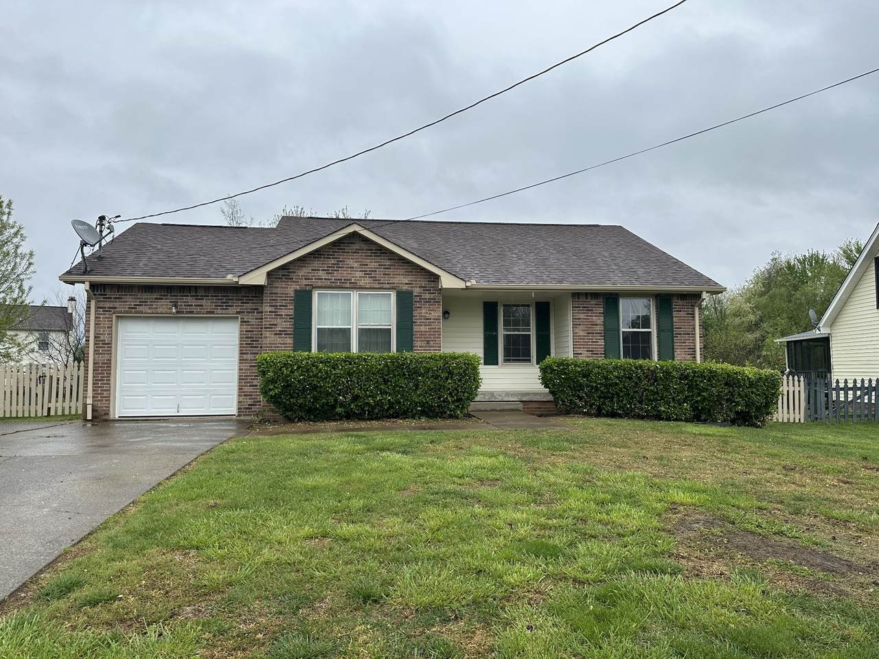 822 Iris Ln - Photo 1