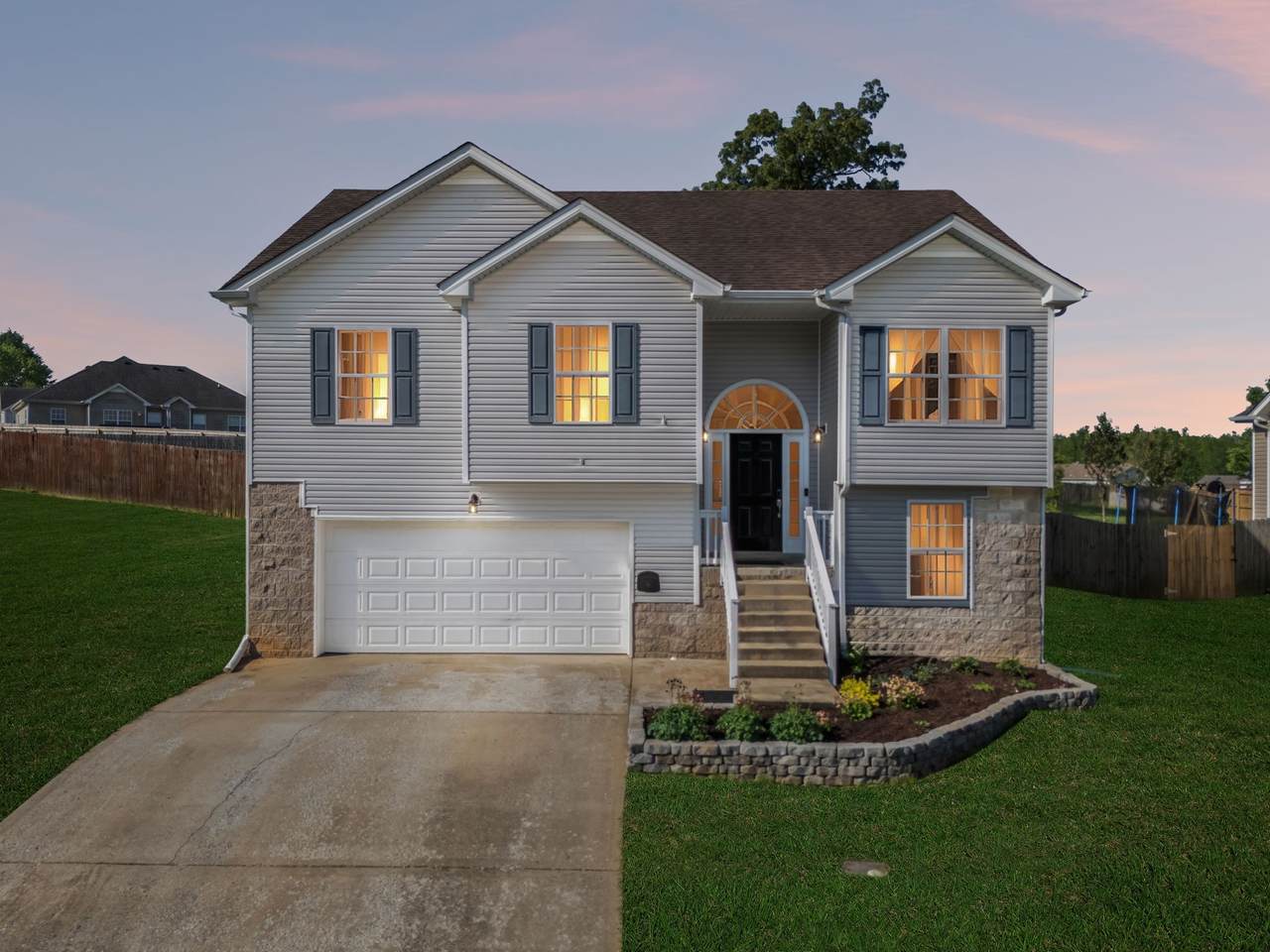 1633 Broad Cir - Photo 1