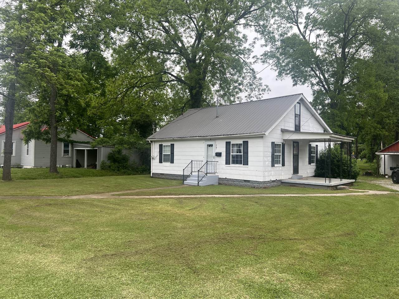 207 Powell St - Photo 1