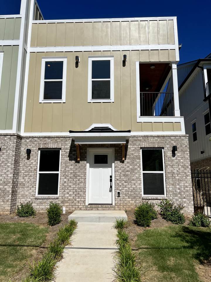 904 N Maple St - Photo 1