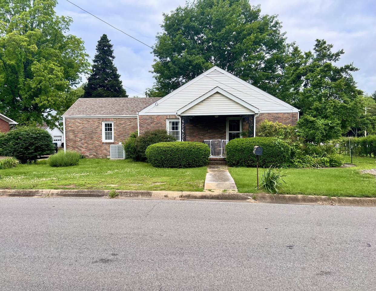 565 E College St - Photo 1