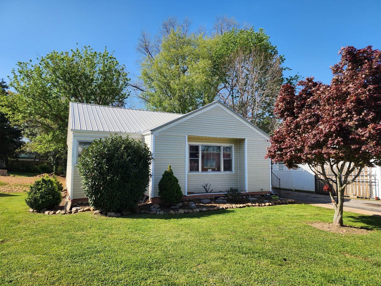 104 3rd Ave - Photo 1