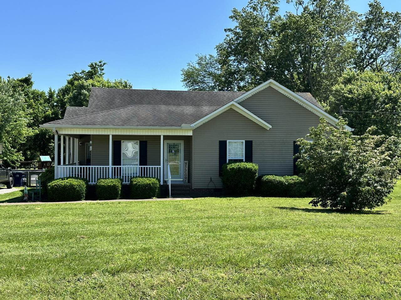 301 Maplewood Dr - Photo 1