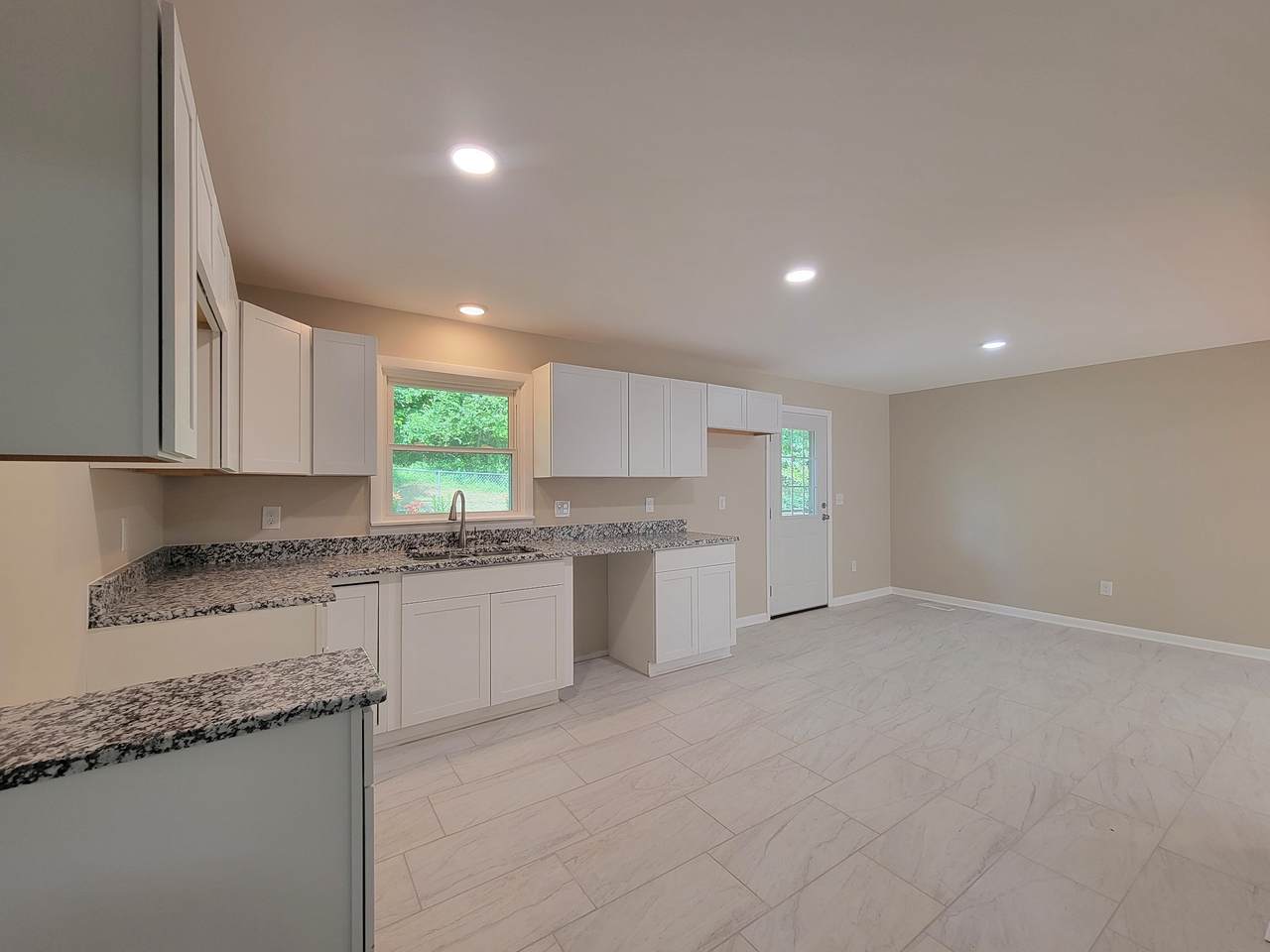 2172 Columbia Hwy - Photo 1