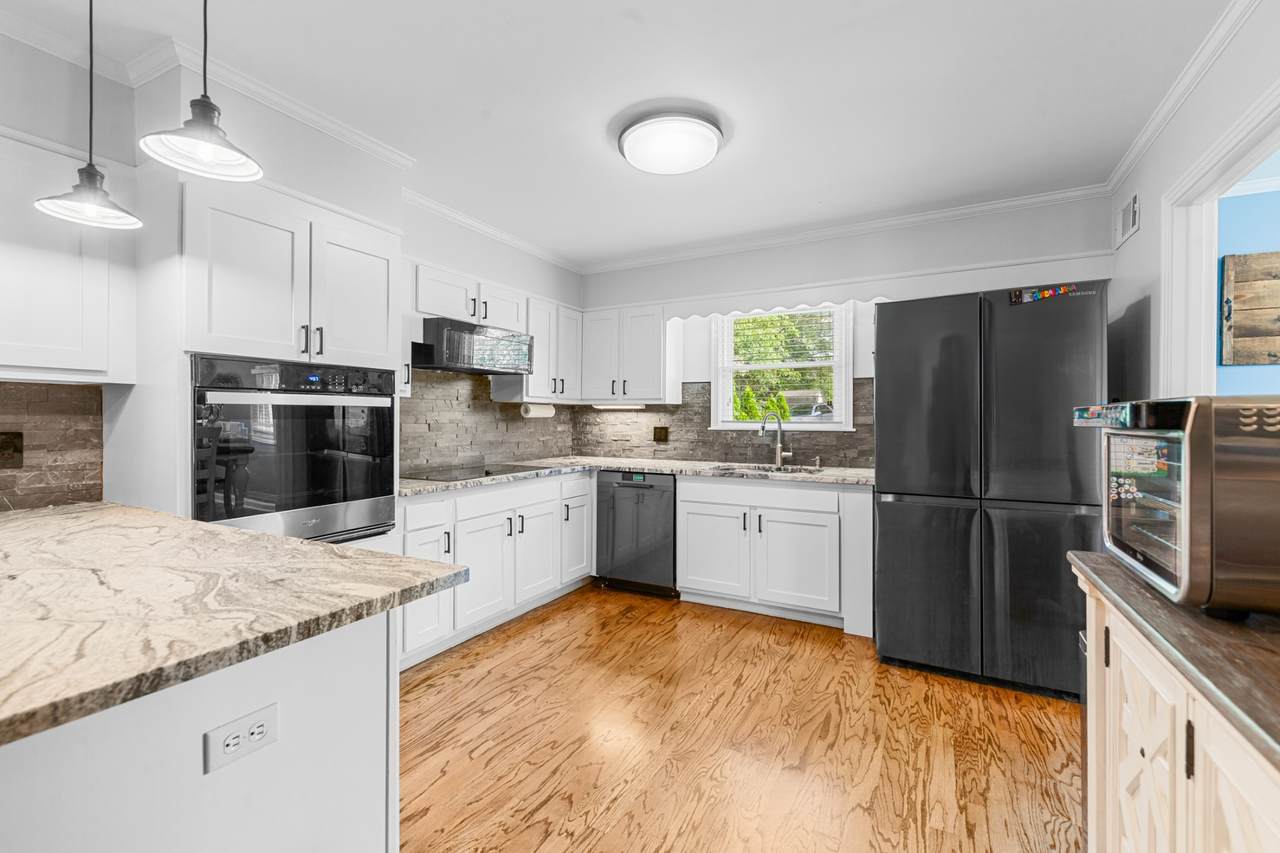 916 Lion Pkwy - Photo 1