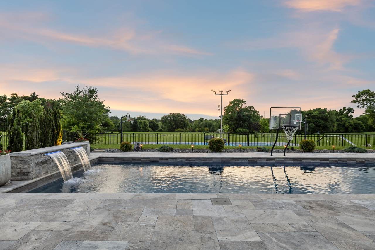 1926 Cliffview Ct - Photo 1