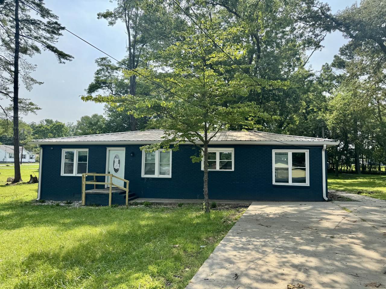 608 Oakdale St - Photo 1